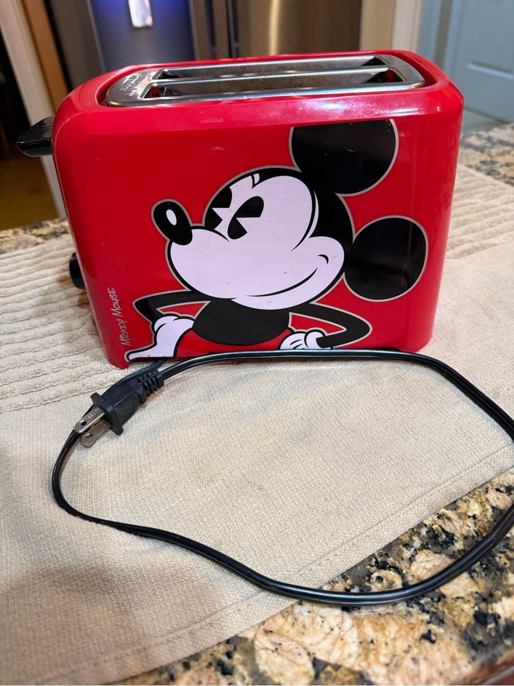 Mickey Mouse Red 2-Slice Toaster Works fine ! Photo show pulled in